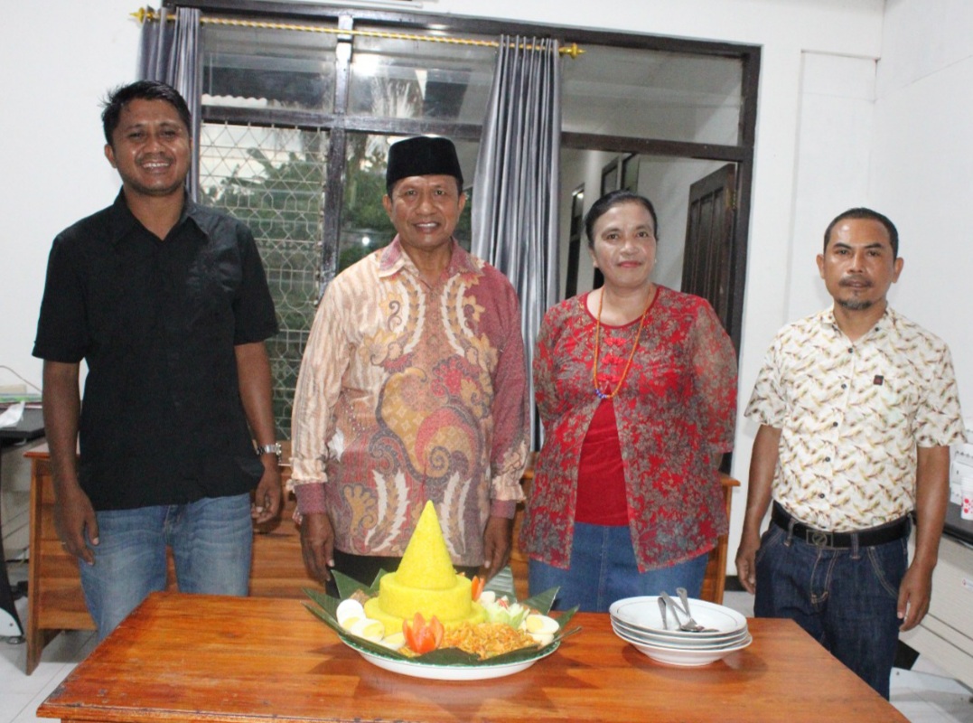 Peringati HUT ke 14, Bawaslu Sumba Timur Gelar Buka Puasa bersama dan Potong Tumpeng