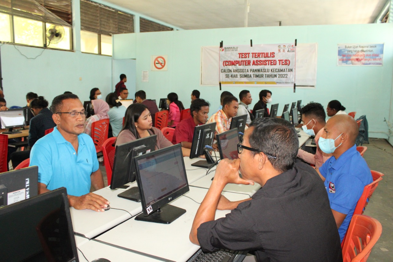 Hari Pertama 167 Orang Calon Panwascam Ikut Seleksi Tertulis di Sumba Timur