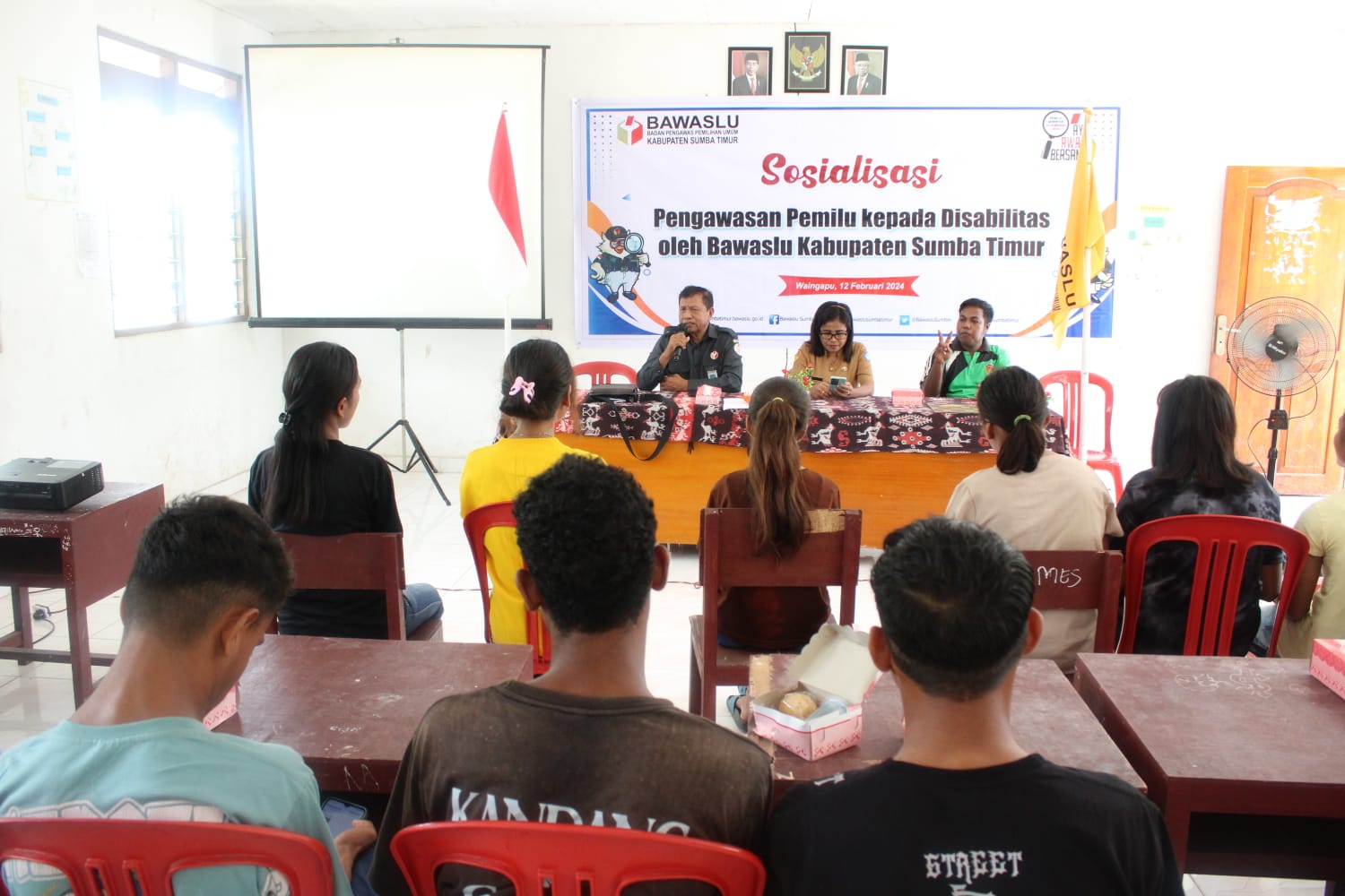 BAWASLU KABUPATEN SUMBA TIMUR GELAR SOSIALISASI UNTUK PENYANDANG DISABILITAS