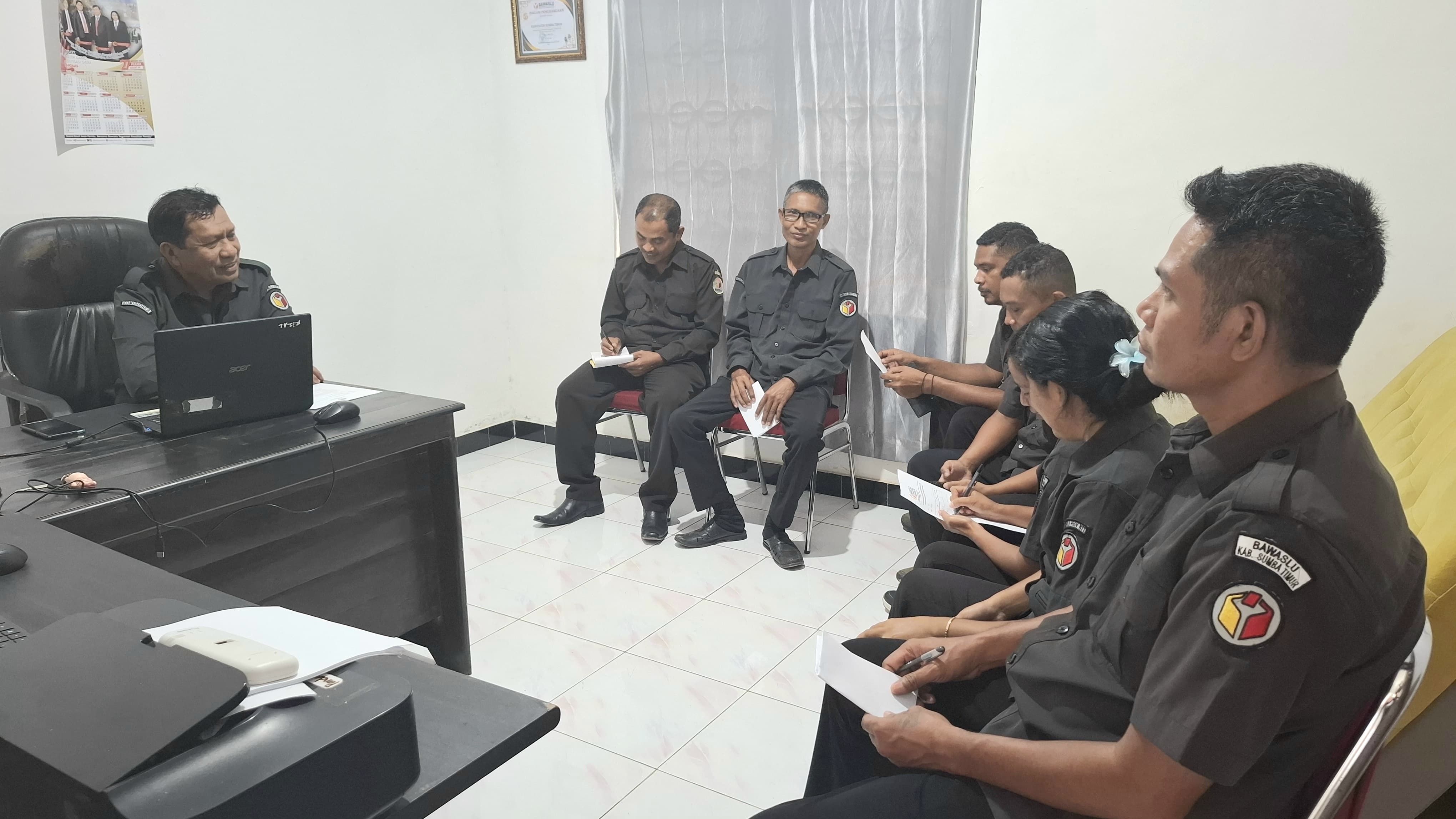 Bawaslu Sumba Timur Gelar Rapat Evaluasi  Pengawasan Pasca Pilkada 2024