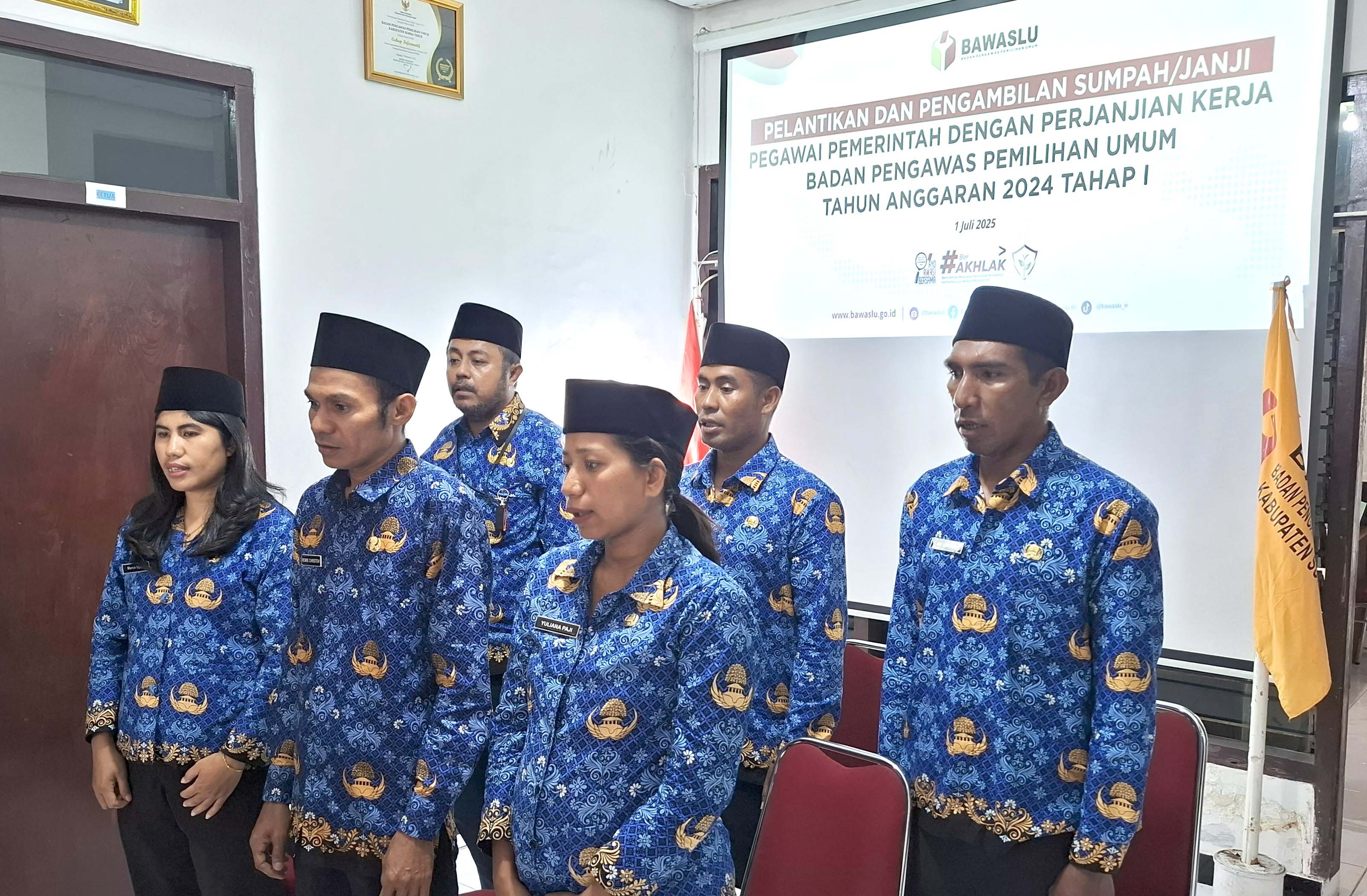 Enam Staf Bawaslu Kabupaten Sumba Timur Secara Resmi di Lantik menjadi PPPK Bawaslu Tahun Anggaran 2024 Tahap I