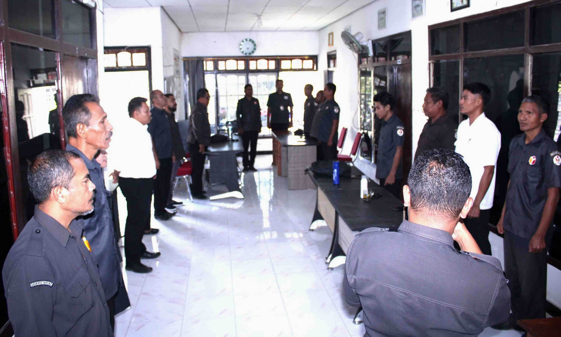 Guna Memelihara dan Meningkatkan Rasa Nasionalisme, Bawaslu Sumba Timur Mendengarkan Lagu Indonesia Raya dan Mars Bawaslu pada Jam Kerja