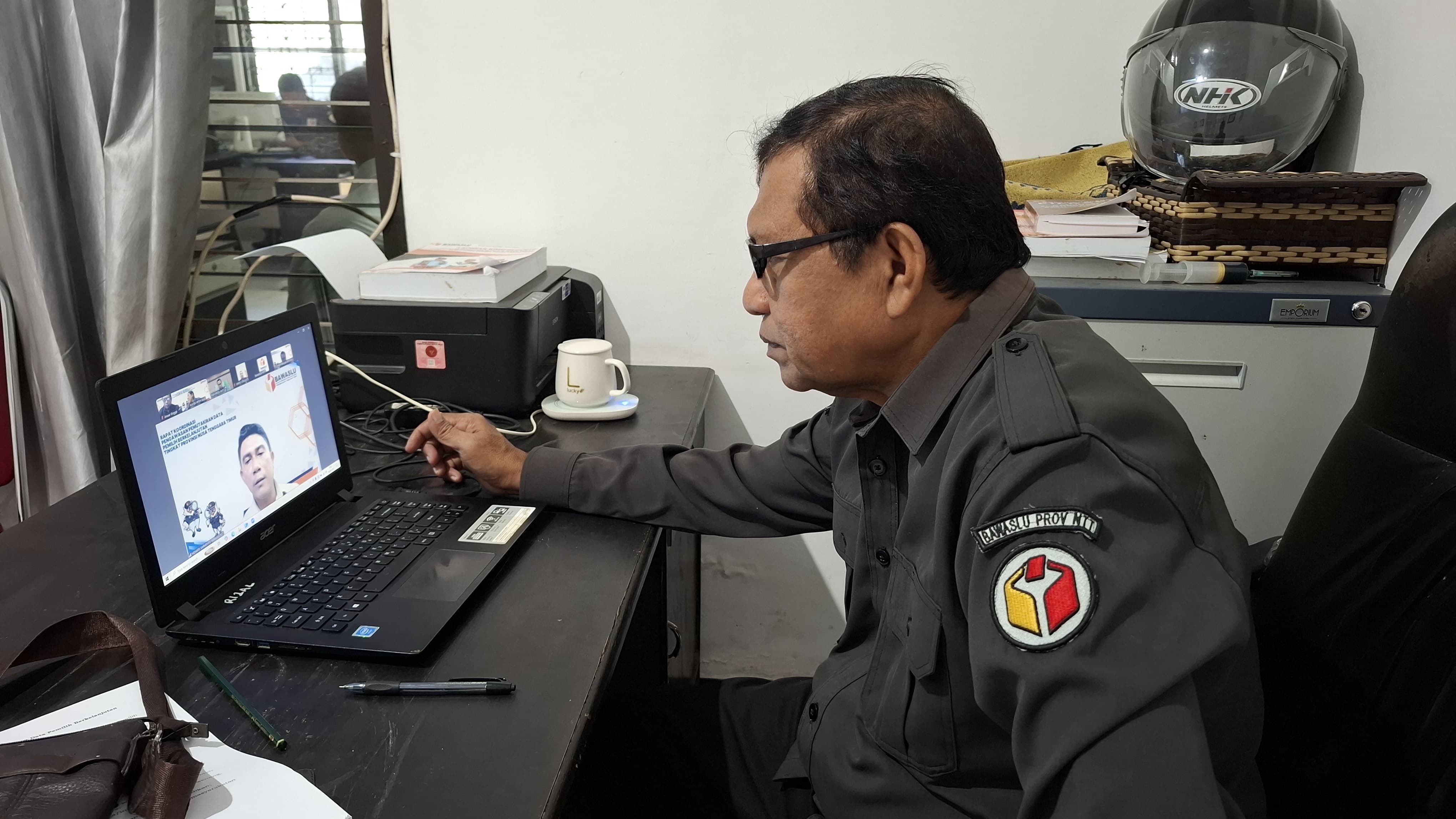 Anggota Bawaslu Sumba Timur Ikuti Rapat Daring Koordinasi Pengawasan Pemutakhiran Data Pemilih Berkelanjutan