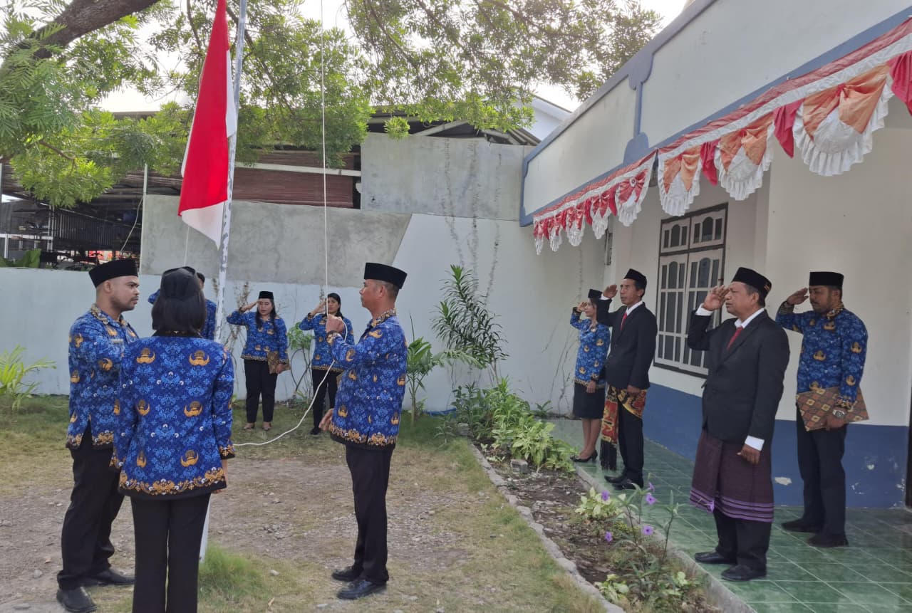 Bawaslu Kabupaten Sumba Timur Gelar Upacara Bendera Peringati HUT Ke-80 RI