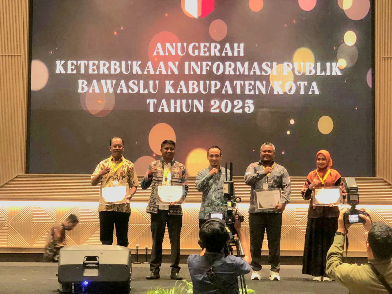 Bawaslu Sumba Timur Raih Penghargaan Keterbukaan Informasi Publik