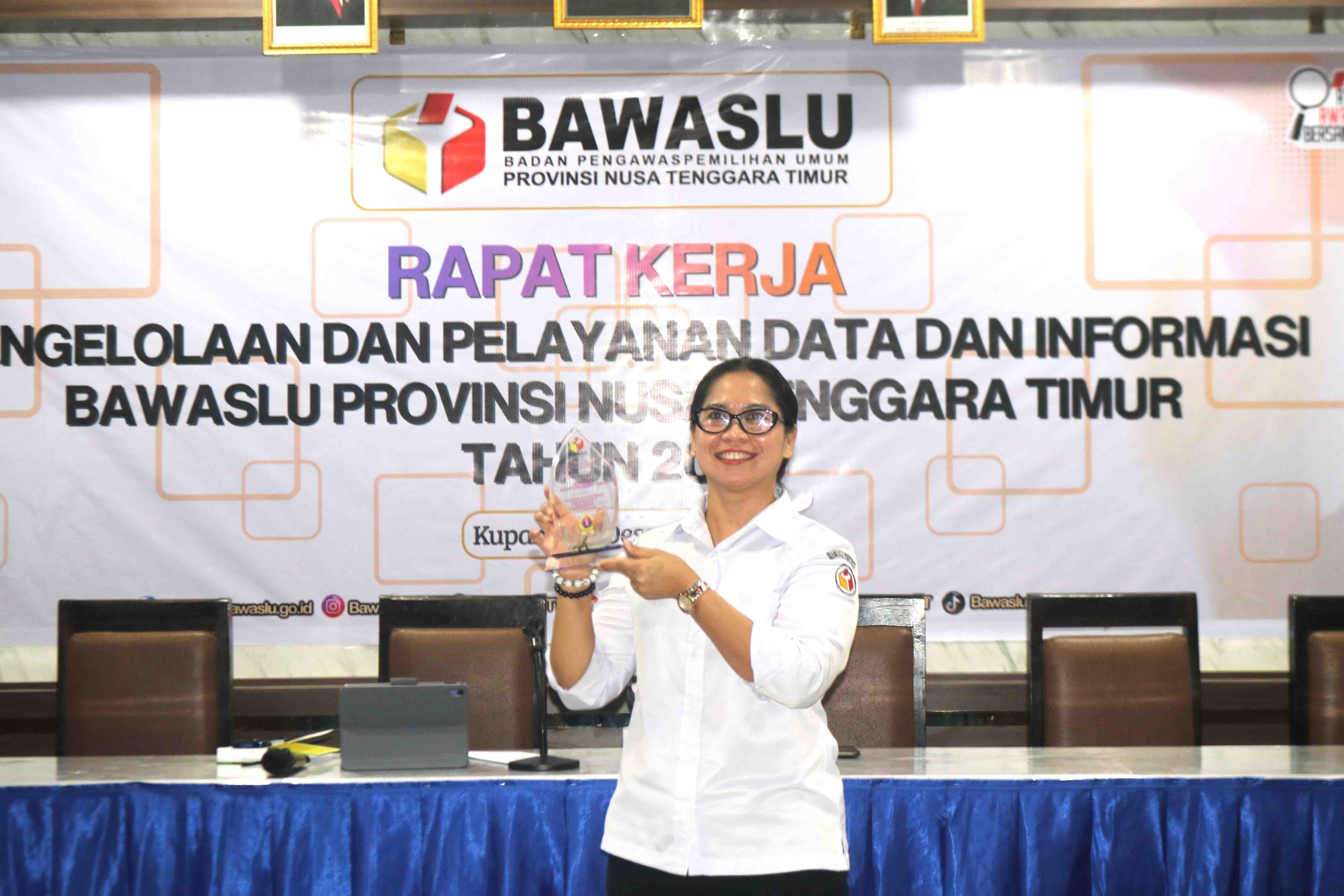 BAWASLU KABUPATEN SUMBA TIMUR RAIH PREDIKAT “INFORMATIF”