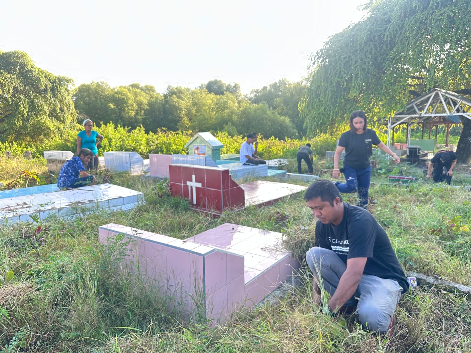 Gelar Aksi Bersih-Bersih Perkuburan Kristen Manubara