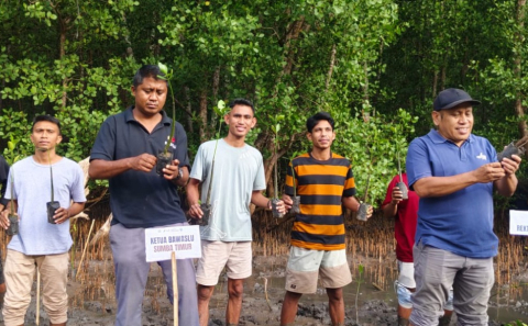 Ketua Bawaslu Kabupaten Sumba Timur Hadiri Undangan Penanaman 2.500 Bibit Mangrove