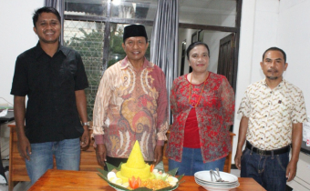 Peringati HUT ke 14, Bawaslu Sumba Timur Gelar Buka Puasa bersama dan Potong Tumpeng