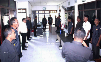 Guna Memelihara dan Meningkatkan Rasa Nasionalisme, Bawaslu Sumba Timur Mendengarkan Lagu Indonesia Raya dan Mars Bawaslu pada Jam Kerja