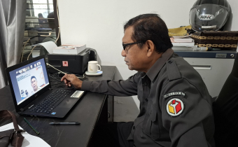 Anggota Bawaslu Sumba Timur Ikuti Rapat Daring Koordinasi Pengawasan Pemutakhiran Data Pemilih Berkelanjutan