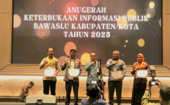 Bawaslu Sumba Timur Raih Penghargaan Keterbukaan Informasi Publik