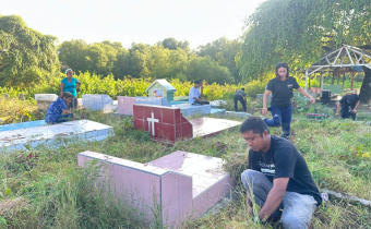 Gelar Aksi Bersih-Bersih Perkuburan Kristen Manubara