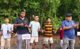Ketua Bawaslu Kabupaten Sumba Timur Hadiri Undangan Penanaman 2.500 Bibit Mangrove